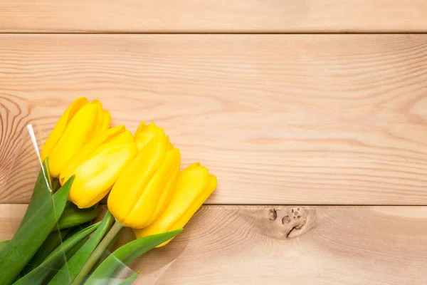 Mooie gele tulpen en ruimte houten planken achtergrond — Stockfoto
