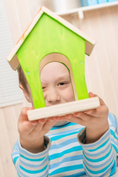 Verticale portret van een jongen en vogelvoeders — Stockfoto