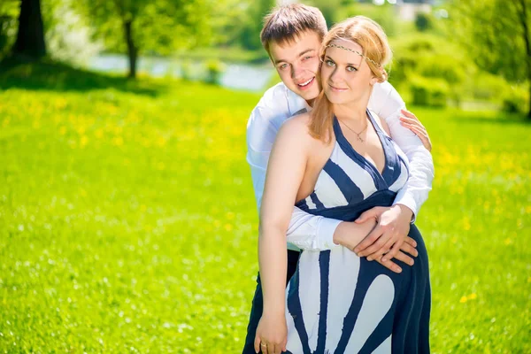 Kobieta w ciąży i jej mąż spaceru w parku lato — Zdjęcie stockowe