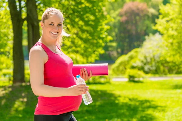 Glad dam med en matta och en flaska vatten som förbereder för traini — Stockfoto