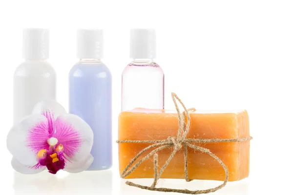 Conjunto de cosméticos e sabonetes para tratamentos de spa isolados — Fotografia de Stock