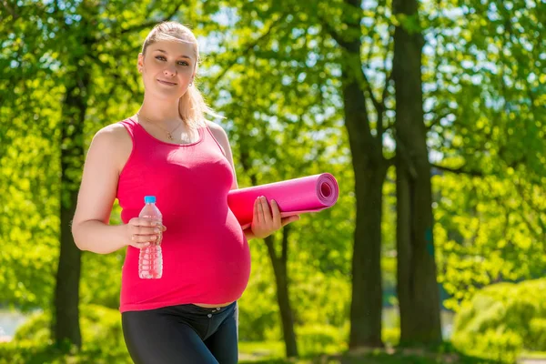 Gravid kvinna kaukasiska utseende med mat och vatten efter e — Stockfoto