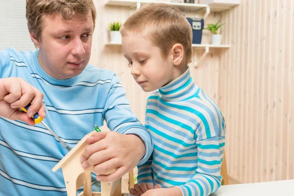 Zoon kijkt moeten hoe draai de schroeven — Stockfoto