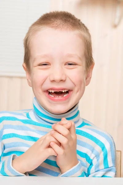 Preschooler αγόρι με τα μπροστινά του δόντια πέφτουν έξω χαμογελαστή — Φωτογραφία Αρχείου