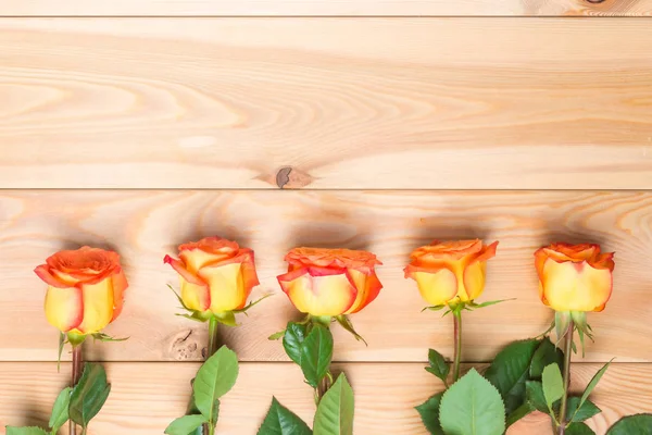 Rosas de té y fondo de madera con espacio para copiar — Foto de Stock