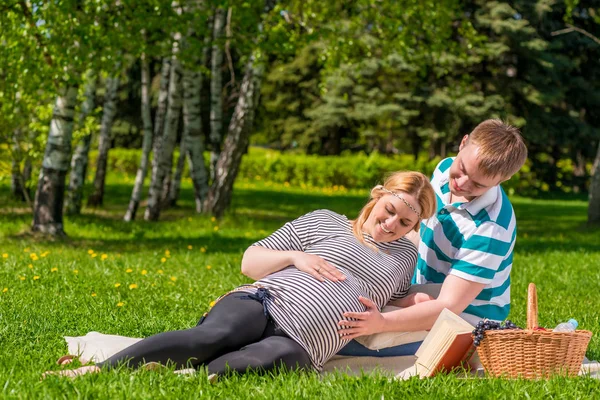 Mujer y un hombre pasan su tiempo libre en el picnic, mujer es pr — Foto de Stock