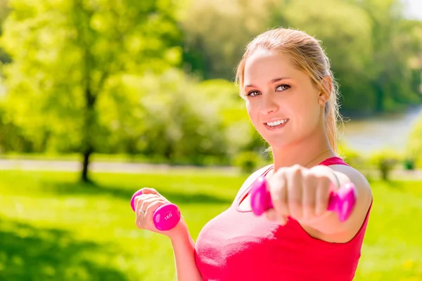 Porträt einer glücklichen aktiven Schwangeren mit Hanteln in der Hand — Stockfoto