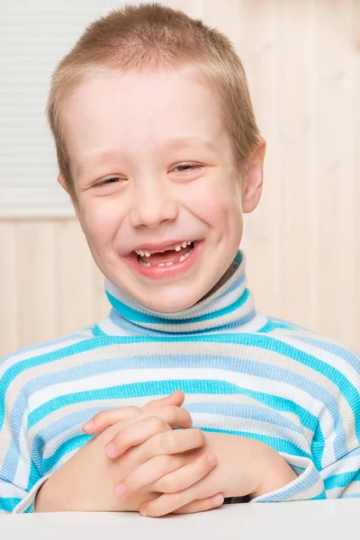 Χαρούμενος 6 χρονών αγόρι με τα δόντια του γάλακτος πέφτουν έξω μπροστά — Φωτογραφία Αρχείου