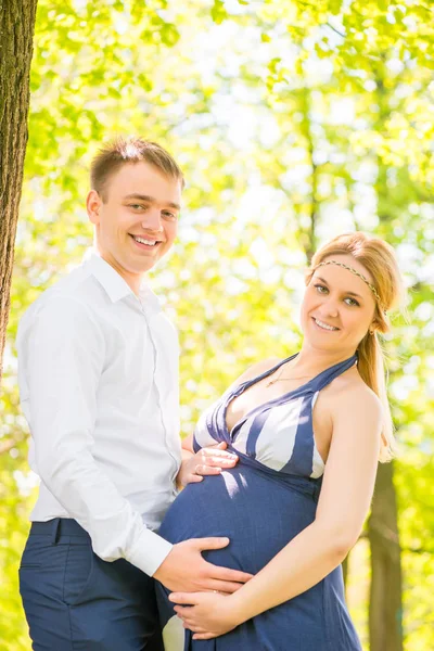 Retrato vertical de pareja feliz esperando al bebé — Foto de Stock