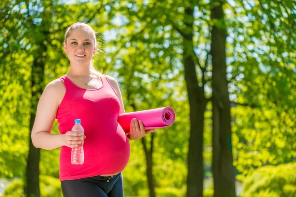 Europeiska kvinna efter att göra yoga utomhus — Stockfoto