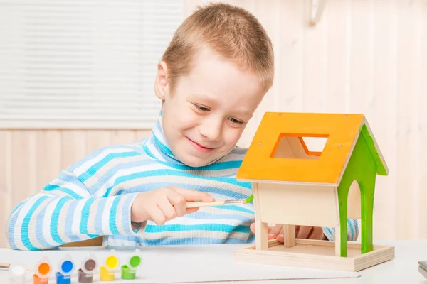 Gelukkige jongen bereidt een Vogelhuis/waterbak, haar verf — Stockfoto