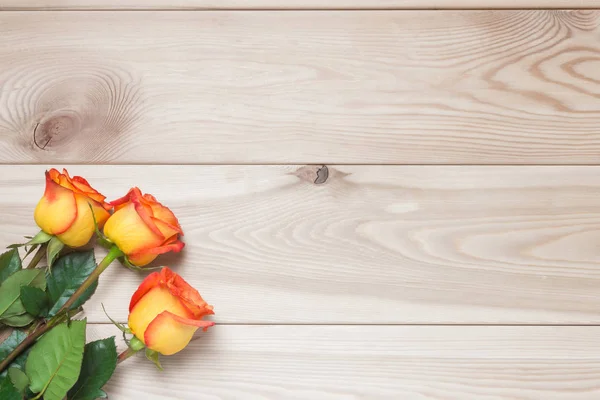 Ramo para la fiesta de tres rosas en una vista de tablas de madera f —  Fotos de Stock