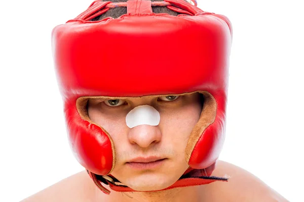 Boxers graves rosto em um capacete vermelho isolado — Fotografia de Stock