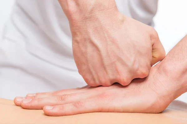 Empujando contra el masaje deportivo, primer plano de las manos del masajista —  Fotos de Stock