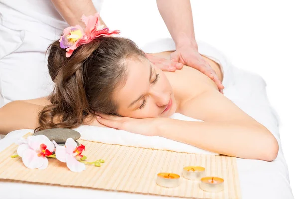 Brunette op massagetafel ontspannen tijdens de massage in de spa — Stockfoto