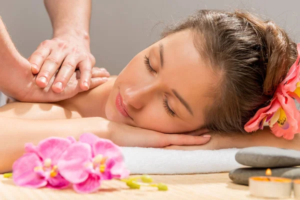 Vrouw van de schouder van de masseur de handen doen massage — Stockfoto