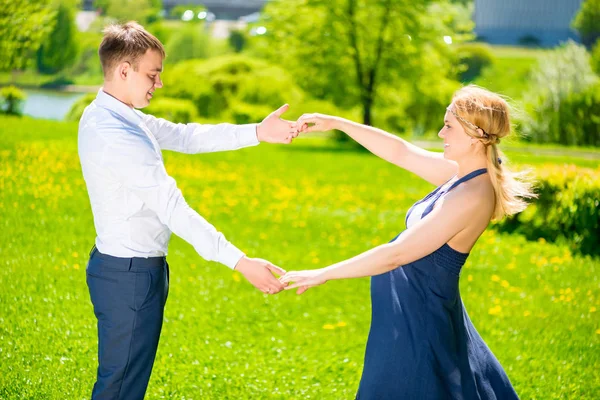 Schönes junges Paar im Park, Frau ist schwanger — Stockfoto