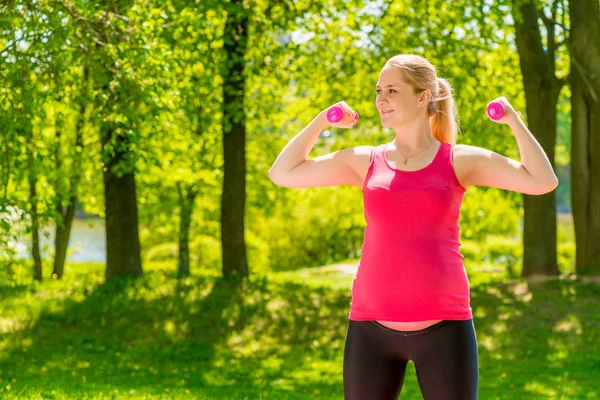 Strong athletic woman expecting a baby. Going for sports park — Stock Photo, Image