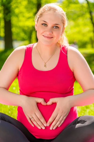 Vertikales Porträt einer glücklichen werdenden Mutter im Park — Stockfoto