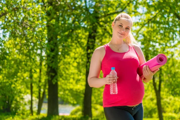 Porträtt av en gravid kvinnas atletisk, Utomhus sommardag — Stockfoto