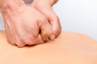 El Masaj terapist hastanın arka yakın çekim ile çalışır