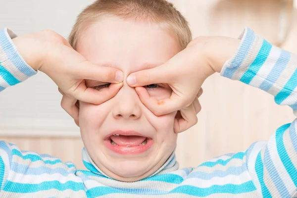 Jongen brillen maken zijn handen close-up portret — Stockfoto