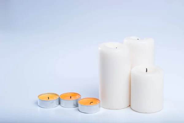 Kleine en grote kaarsen en kopie ruimte aan de linkerkant — Stockfoto
