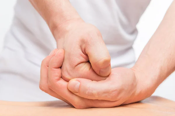 Processo del massaggio sportivo, primo piano della mano dell'uomo — Foto Stock