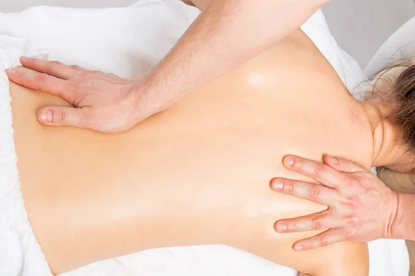 Massage teknik som sträcker sig tillbaka kvinnor i salongen — Stockfoto