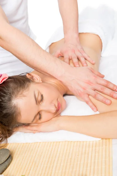 Händer massageterapeut på spa gör klassisk massage kvinnan — Stockfoto