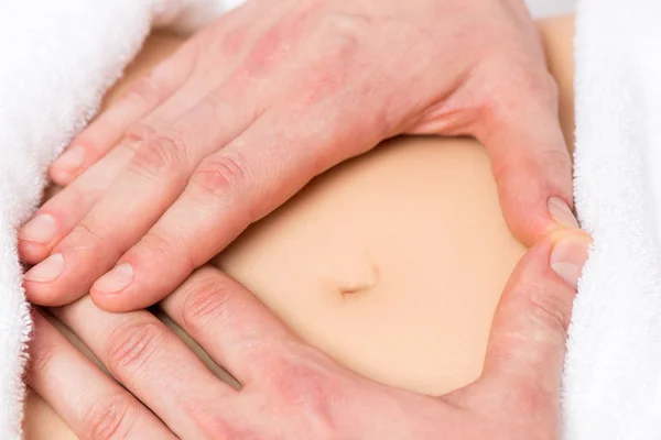 Mãos masculinas em forma de coração no abdômen de uma mulher grávida c — Fotografia de Stock