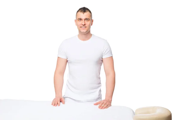Чоловічий масажист чекає пацієнта біля масажного столу в — стокове фото