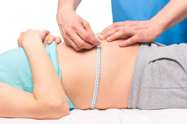 Ο γιατρός Γυναικολόγος μετρά τον όγκο της κοιλιάς ένας measuri — Φωτογραφία Αρχείου