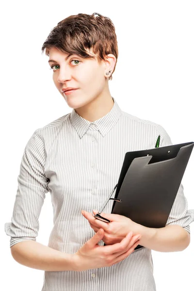 Retrato vertical de una mujer trabajadora de oficina sobre un fondo blanco — Foto de Stock