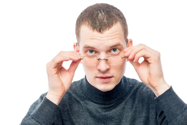 Beyaz bir arka plan üzerinde gözlük yakışıklı adam — Stok fotoğraf