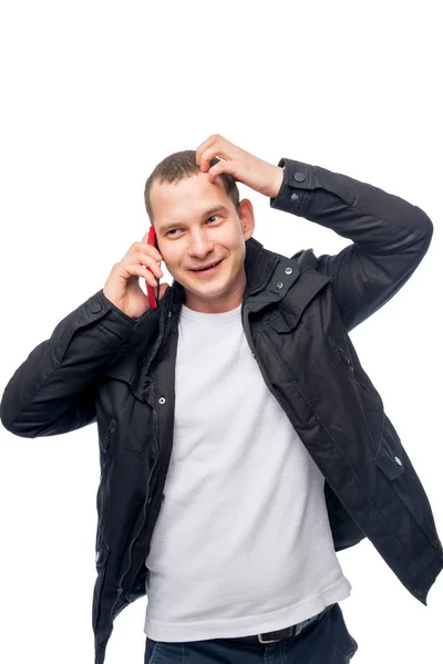 Ritratto di un uomo con un telefono cellulare su sfondo bianco raccontare — Foto Stock