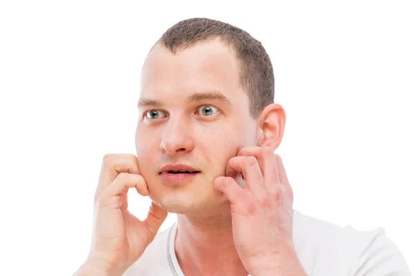 Joven haciendo muecas sobre un fondo blanco aislado — Foto de Stock