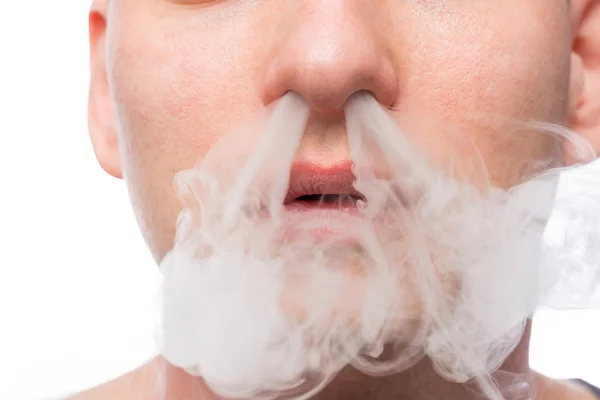 Man en rökare cigarettrök producerar från näsan — Stockfoto
