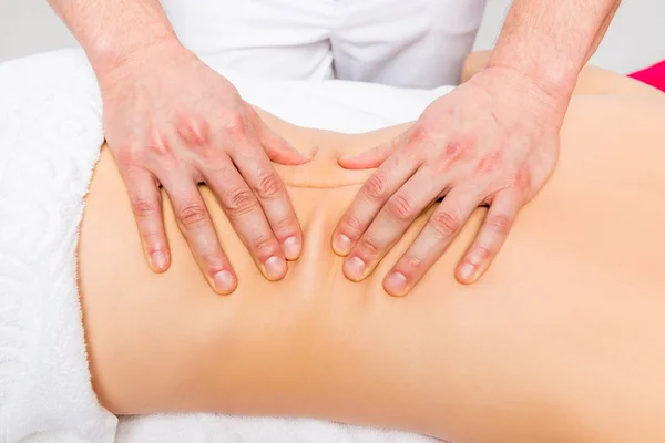 Schieten in de office massage masseur, handen close-up — Stockfoto