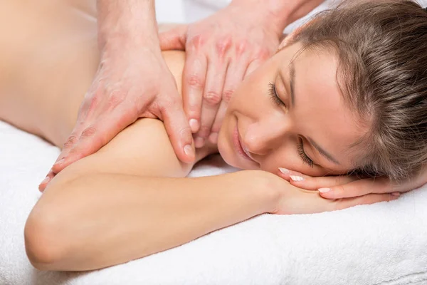 Giovane bella ragazza durante il massaggio rilassato — Foto Stock