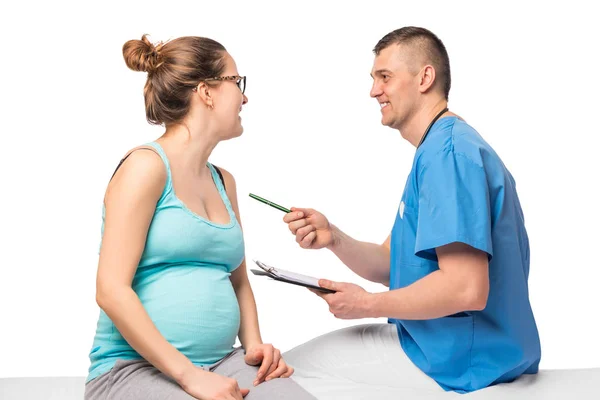 Discusión del médico y la mujer embarazada aislados — Foto de Stock