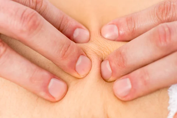 Masseur van de vingers op de huid van de patiënt close-up — Stockfoto