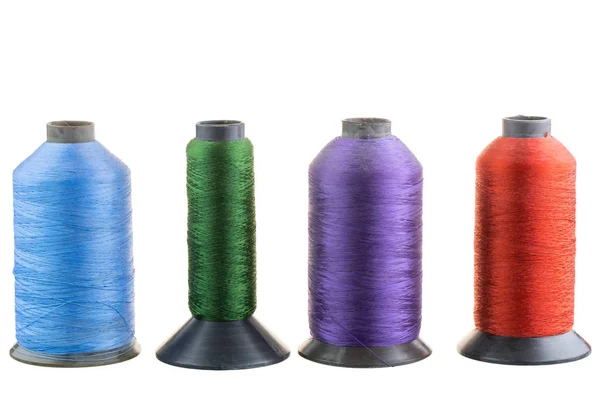 Fyra spolar av silkestråd i rad isolerade — Stockfoto