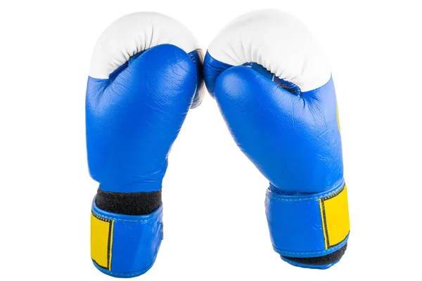 Dos guantes de boxeo sobre un fondo blanco aislado — Foto de Stock