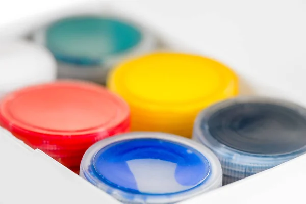 Guache colorido em jarros, um conjunto de close-up — Fotografia de Stock