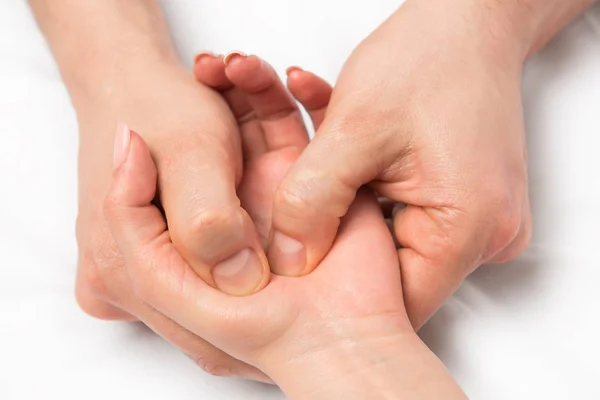 Massaggiatore che fa il massaggio di mani, pressione su po certo — Foto Stock