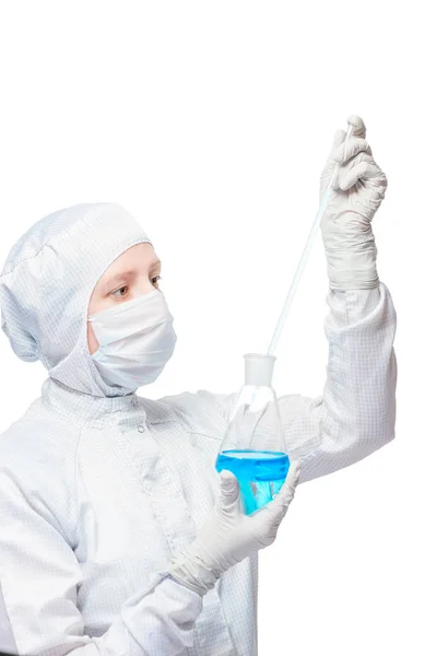 Chemik s baňky se pipetou analyzovat modré kapalná látka — Stock fotografie
