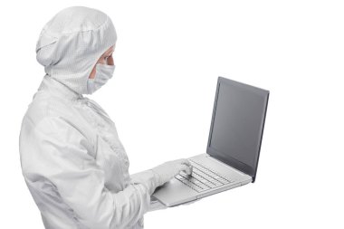 koruyucu izole laptop ile çalışan bilim adamı uygun