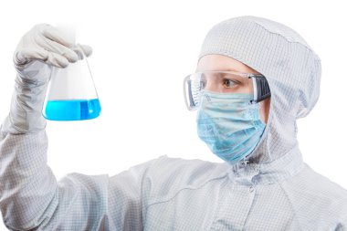 kimyager biyolog zehirli sıvı şişesi izole içinde inceler