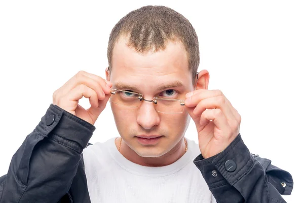 Un uomo con scarsa vista correggere gli occhiali isolati — Foto Stock